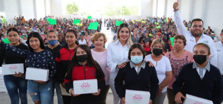 Reciben kits mujeres de Ciudades del Maíz