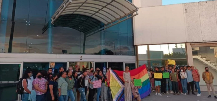 Se manifiesta la comunidad LGBT+ en plaza Tangamanga
