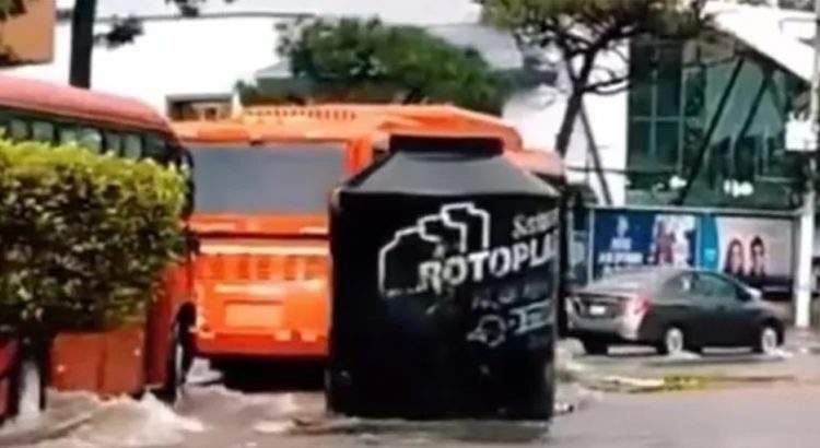 Chocó camión de pasajeros contra … tinaco Rotoplas