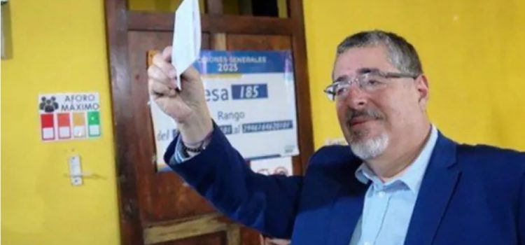 Gana Bernardo Arévalo la presidencia de Guatemala