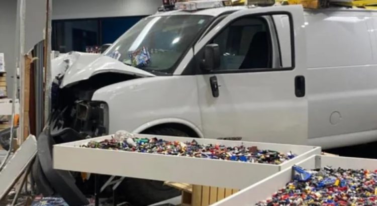 Chocó su camioneta contra tienda de Lego