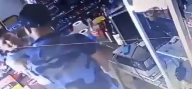 Hombre golpea a niño en una tienda en San Luis Potosí