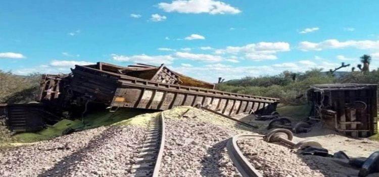 Se descarrila tren con azufre en zona despoblada de San Luis Potosí