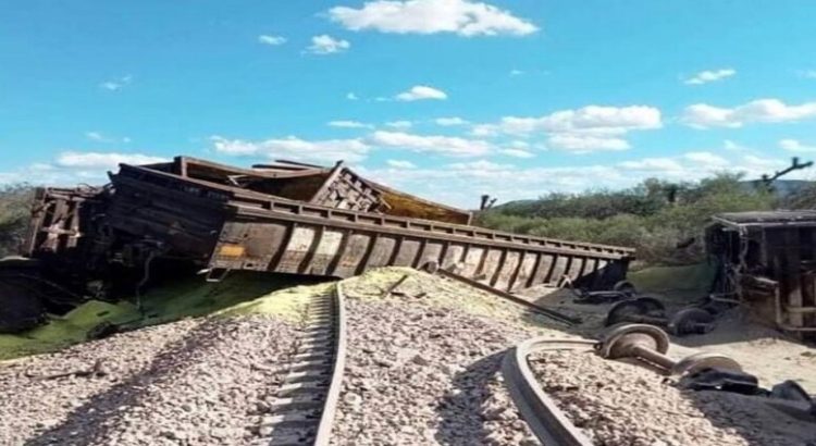 Se descarrila tren con azufre en zona despoblada de San Luis Potosí