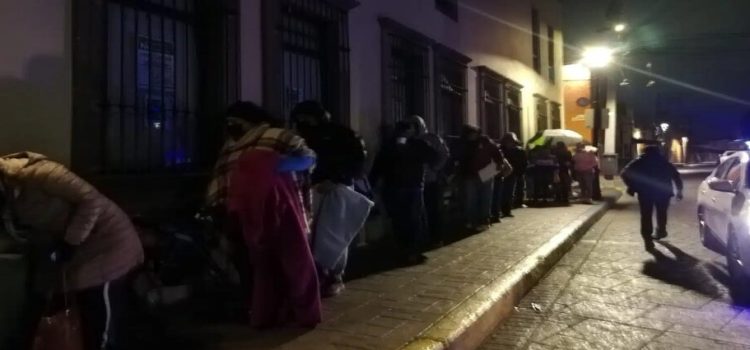 En frío y lluvia dejan a personas mayores esperando cita en el Registro Civil