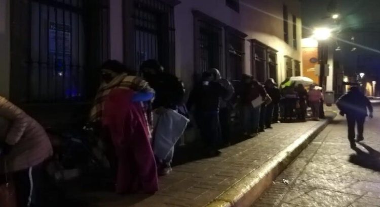 En frío y lluvia dejan a personas mayores esperando cita en el Registro Civil