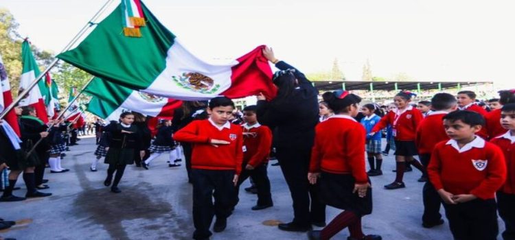 Los estudiantes de 162 escuelas realizaron el juramento a la bandera en SLP