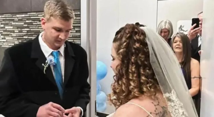 Celebraron su boda… en el baño de una gasolinera