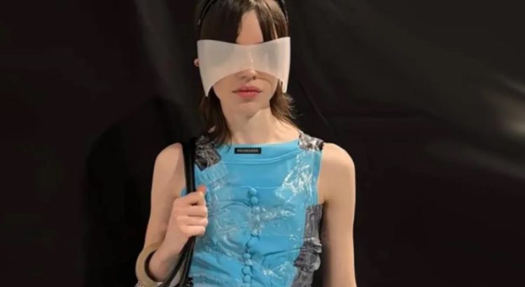 El último grito de la moda: lanza Balenciaga pulsera de cinta adhesiva