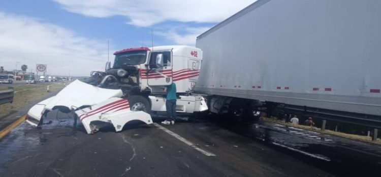 Fuerte choque colapsó la carretera Querétaro-San Luis Potosí