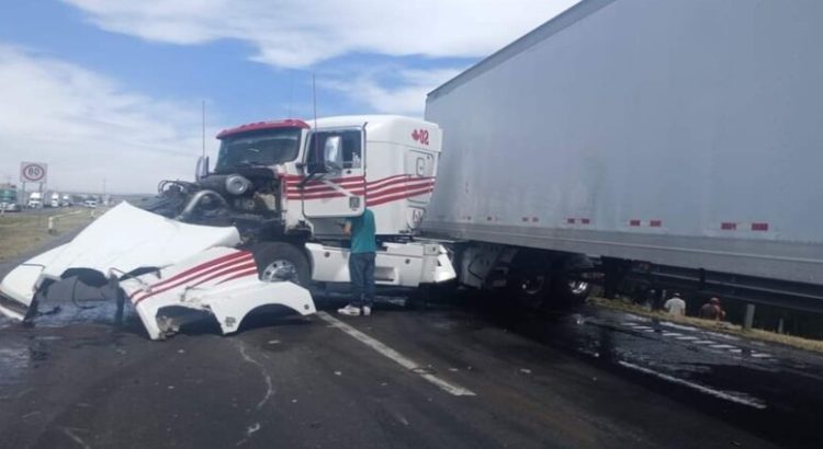 Fuerte choque colapsó la carretera Querétaro-San Luis Potosí