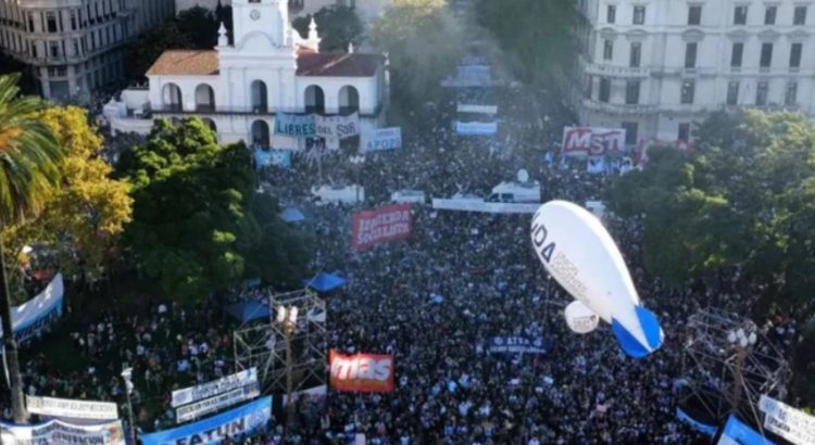 Protesta masiva en Argentina por recortes a la universidad pública