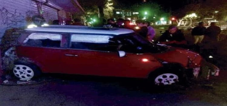 Un auto se estrella contra el negocio en avenida Carranza