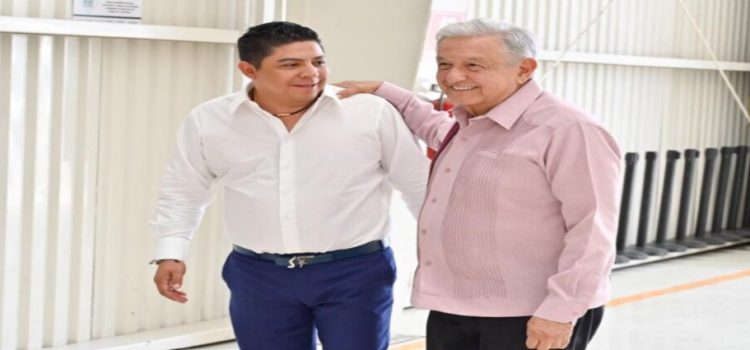 En San Luis Potosí AMLO inspecciona avances del IMSS-Bienestar