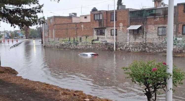 Se reportan inundaciones, derrumbes y cierres por las lluvias en San Luis Potosí