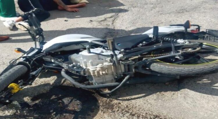 Dos motociclistas se impactaron contra una camioneta en el Barrio de El Montecillo