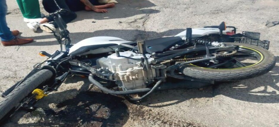 Dos motociclistas se impactaron contra una camioneta en el Barrio de El Montecillo