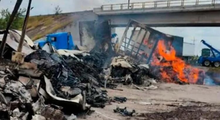 Enfrentamientos en Sinaloa bloquean autopista Mazatlán–Culiacán y dejan 24 muertos