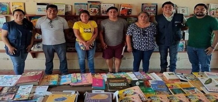 La escuela primaria de Tanculpaya recibe una donación de más de 80 libros