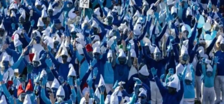 Miles se vistieron de Pitufos para romper record Guinness