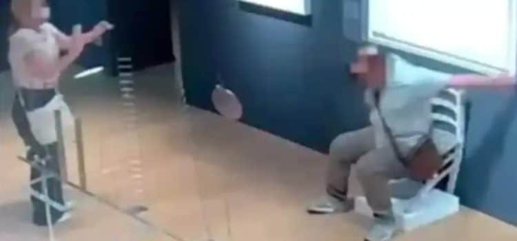 Turista destruyó obra de arte al sentarse en ella para la foto