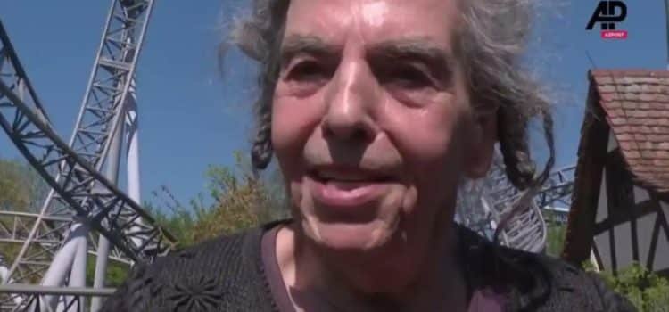 Octogenaria mujer asegura que subirse a la montaña rusa le alivia el dolor de espalda