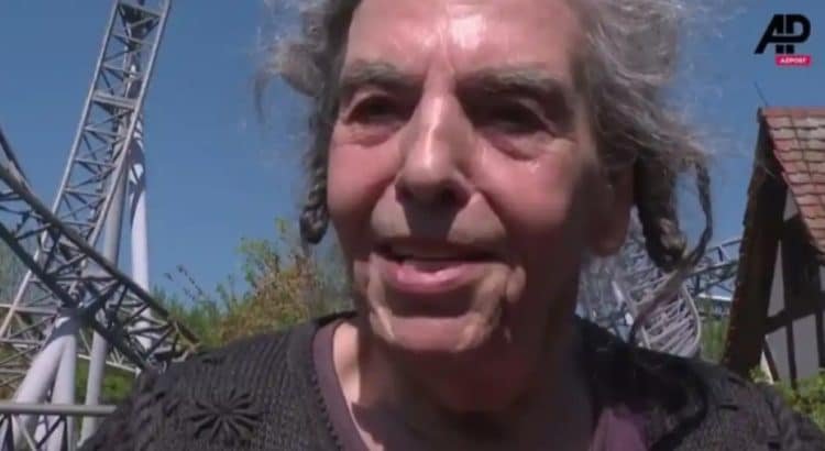 Octogenaria mujer asegura que subirse a la montaña rusa le alivia el dolor de espalda