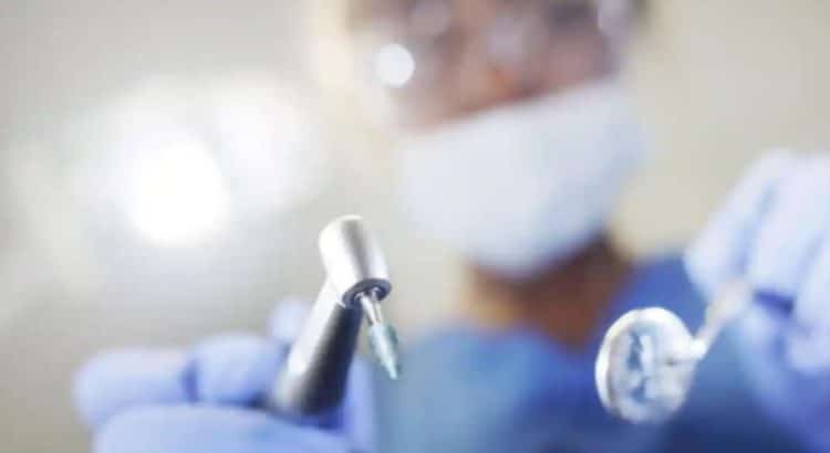 Ejercía como dentista con conomientos aprendidos en videos de YouTube