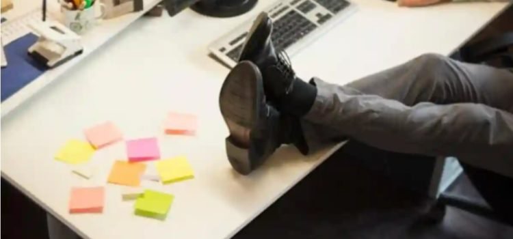 Jóvenes pagan por fingir que trabajan