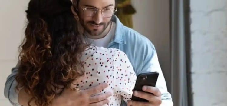 Le robaron el celular al novio… y el ladrón le mandó pruebas de su infidelidad