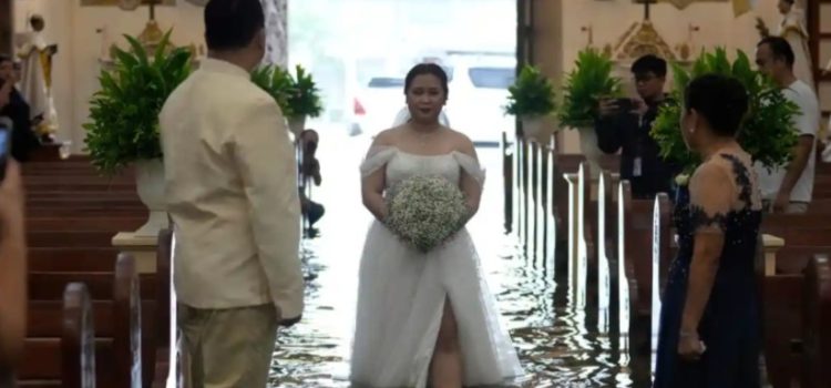 En iglesia inundada, pareja celebró su boda