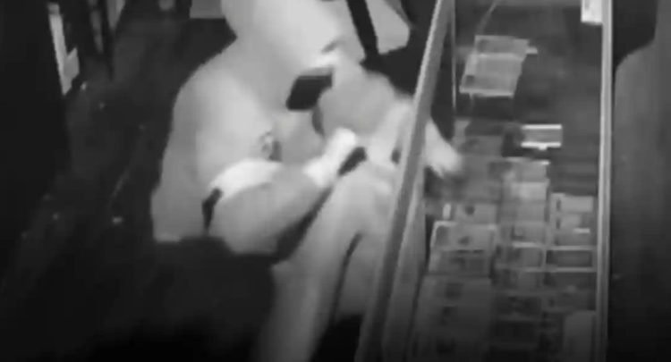 Robó más de 100 mil dólares … en cartas de Pokémon