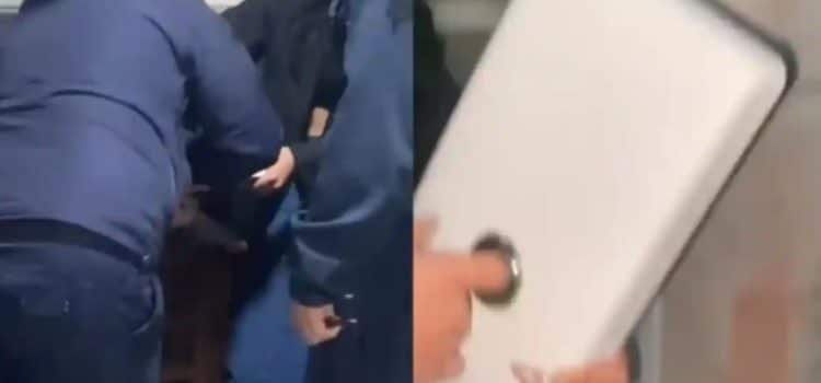 Llegó a urgencias con el dedo atrapado en la tapa de un inodoro