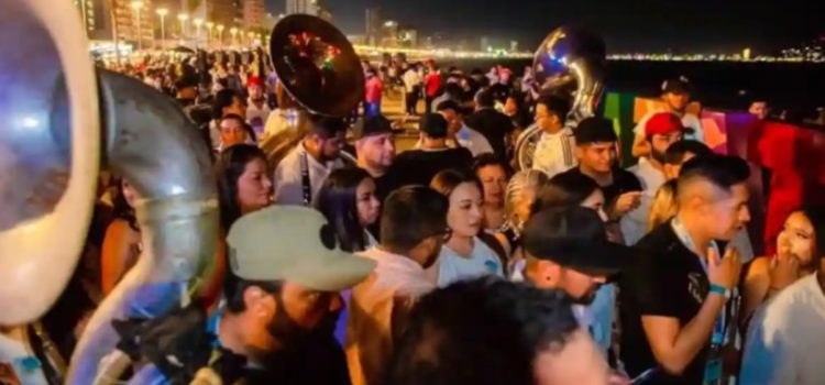 Con banda y cerveza esperaron el tsunami