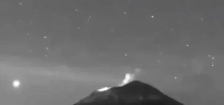 Captan decenas de objetos luminosos sobre el Popocatépetl