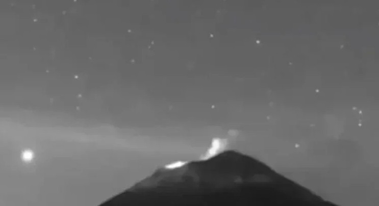 Captan decenas de objetos luminosos sobre el Popocatépetl Captan decenas de objetos luminosos sobre el Popocatépetl
