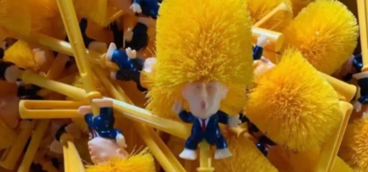 Se disparan las ventas de cepillo para retrete con la figura de Donald Trump