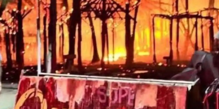 Destruye incendio más de 200 palapas en zona turística de Mahahual Destruye incendio más de 200 palapas en zona turística de Mahahual